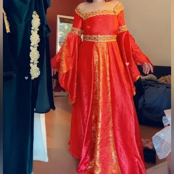 Velvet Renaissance theater costume in red/gold - Picture 6 of 10